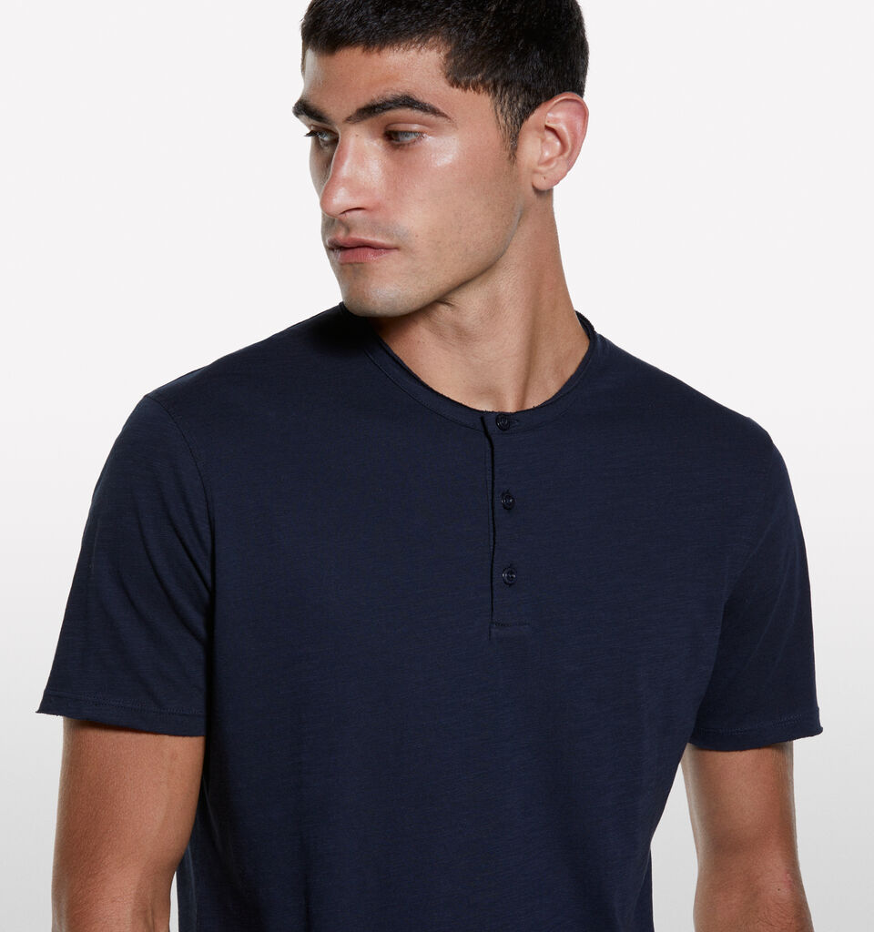 T-shirt Henley bleu foncé - t-shirts à manches courtes pour homme - Bleu Foncé | Sisley image number 4